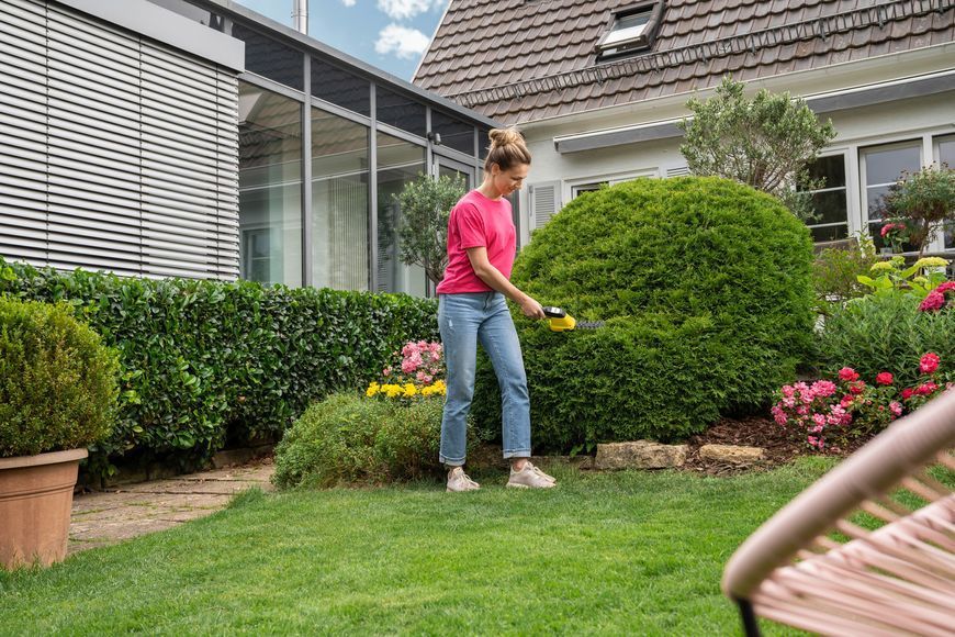 Аккумуляторные ножницы для травы KARCHER GSH4-4 (1 аккумулятор 4 В, 2,5 Ач / зарядное устройство / с кусторезом) 1.445-321.0 фото