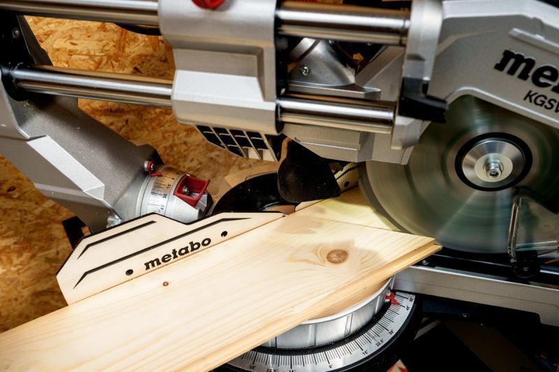Пила торцовочная с протяжкой METABO KGSV 254 MC (регулировка) 615254000 фото