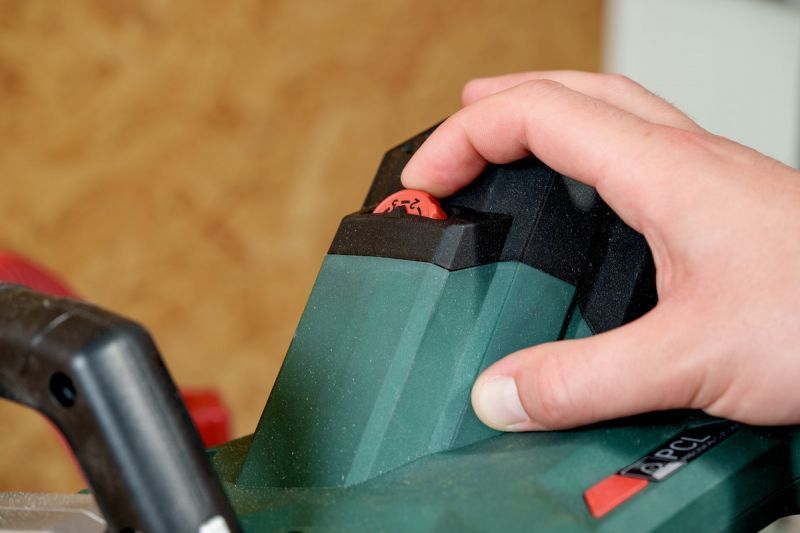 Пила торцовочная с протяжкой METABO KGSV 254 MC (регулировка) 615254000 фото